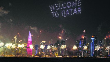 La inscripción  “Welcome to Qatar” fue realizada con drones en la noche previa a la inauguración. . (AP Photo/Jon Gambrell)