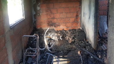 Incendio destruyó una vivienda de Nueva España. Foto: gentileza