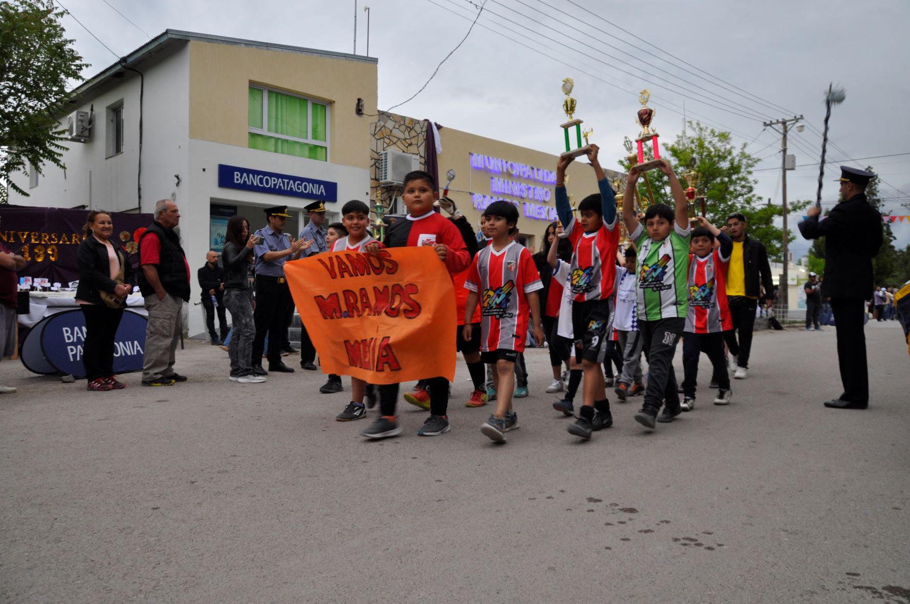 Un colorido desfile reunió a instituciones locales. Foto: José Mellado. 