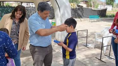 Niños que estudian en nivel primario fueron los primeros en recibir sus anteojos. Foto: Gentileza. 