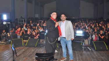 El Chaqueño Palavecino recibió el cariño y reconocimiento de las autoridades y vecinos de Ramos Mexía. Foto: José Mellado. 