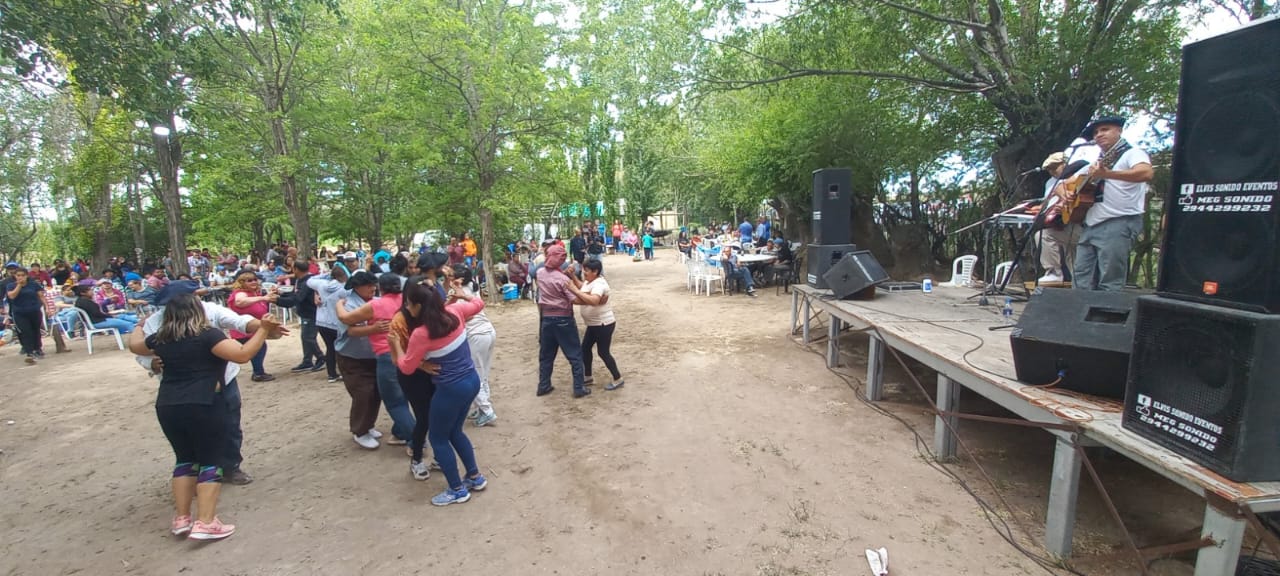 Baile, humor y tortas en la zona del Bajo Ramos Mexía. Foto: José Mellado. 
