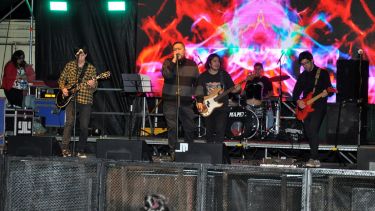 Don Coirón, el grupo de Maquinchao abrió el show artístico en Ramos Mexía. Foto: José Mellado.