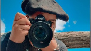Fotógrafa solicitó ayuda económica a través de las redes sociales y logró comprar una máquina nueva