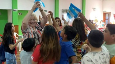 Hubo sorteos y regalos de camiseta y cotillón con los colores de la Selección Argentina.   Foto: gentileza. 