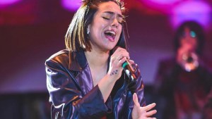 Angela Leiva llega a Ramos Mexía a cantarle el feliz cumpleaños