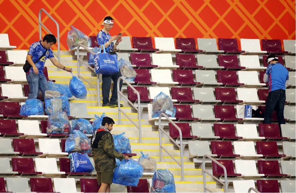 Los simpatizantes japoneses recolectaron los residuos en el sector que ocuparon en el estadio. 