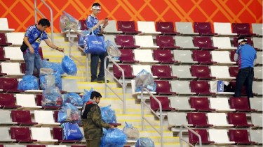 Los simpatizantes japoneses recolectaron los residuos en el sector que ocuparon en el estadio. 