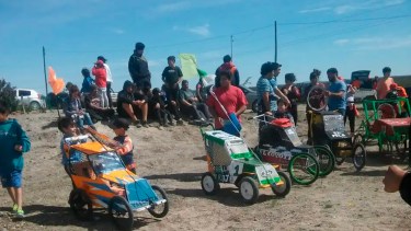 La competencia que se realizaba en 2018, con carritos hechos con material reciclado y empujados por adultos a campo traviesa. Ese año multaron a su organizador por $100.000, porque  le exigieron seguros para los carros. Aún no lo pudo pagar