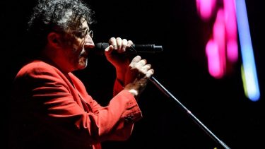 Fito Páez comunicó en redes sociales su malestar, por el que debió suspender su show en el Movistar Arena.-