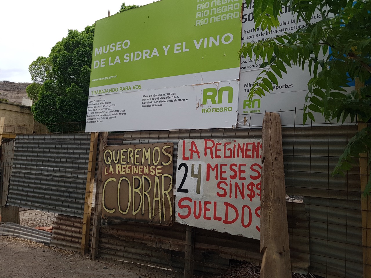 Los trabajadores bloquean el ingreso a la obra del Museo de la Sidra y el Vino. (Foto Néstor Salas)
