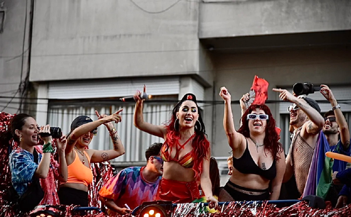 Lali Espósito presentó un nuevo tema musical, al participar de la Marcha del Orgullo. Foto: gentileza Infobae 