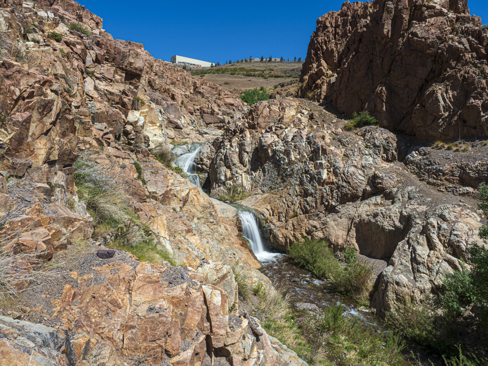 El Saltillo, una hermosa cascada escondida en el norte neuquino. Arriba se ven las instalaciones de la mina de oro. Fotos: Ricardo Kleine Samson.