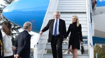 Imagen de Alberto Fernández llegó a Francia y dejó en manos de sus ministros los conflictos sociales