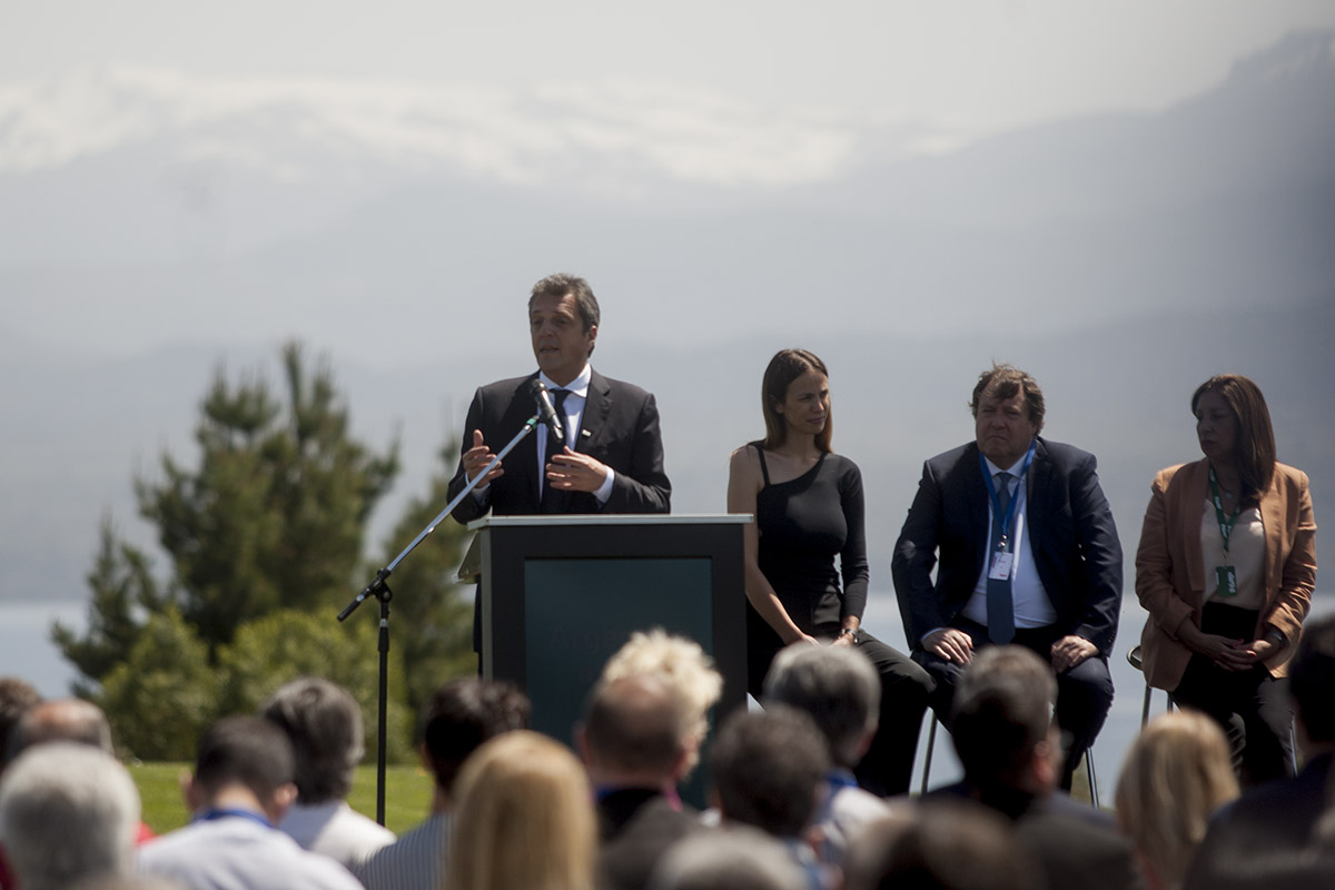 El ministro Sergio Massa encabeza el acto en Bariloche junto a los gobernadores Carreras y Gutiérrez. Foto: Marcelo Martinez