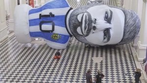 Instalan un inflable gigante de Messi en el Obelisco