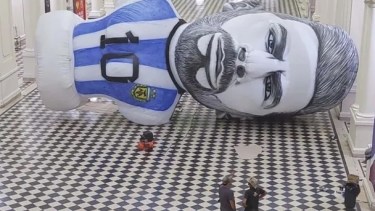 El inflable gigante de Lionel Messi lo hizo un artista platense. 