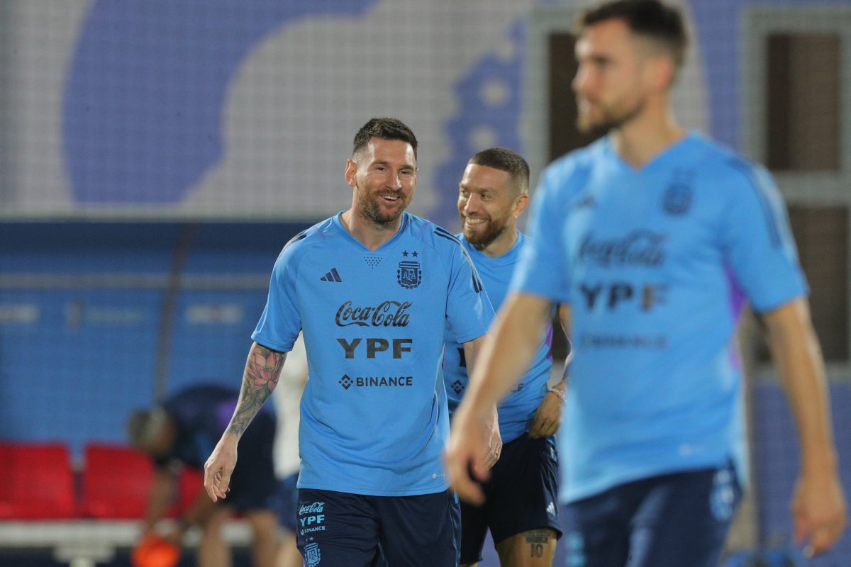 Messi sonríe y la Argentina disfruta. La Pulga esta en condiciones y será titular en el debut mundialista. (Foto: AFA)