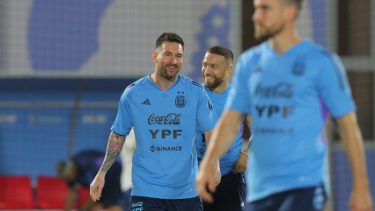 Messi sonríe y la Argentina disfruta. La Pulga esta en condiciones y será titular en el debut mundialista. (Foto: AFA)