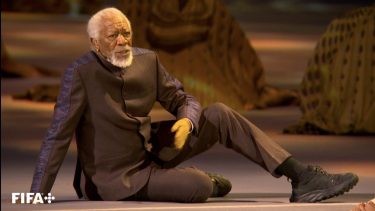 Morgan Freeman estuvo en la apertura de la Copa del Mundo, con un particular atuendo. Foto: Fifa.-