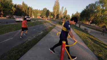 La urbanización de la costanera, en Linares al fondo, trajo aparejado la incorporación de más frentistas al padrón de contribuyentes (foto Oscar Livera)