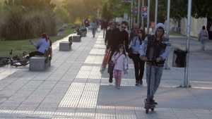 Piedrazos e insultos a inspectores y policías en el Paseo de la Costa de Neuquén