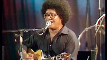 Eventualmente, Pablo Milanés llegó a ser diputado de la Asamblea Nacional del Poder Popular en la década de 1990, pero luego se alejó un poco de la política. 