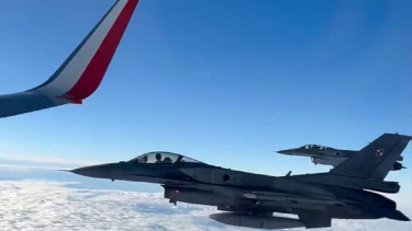 Polonia llegó a Qatar escoltado por dos Cazabombarderos. 