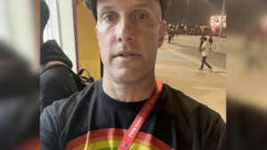 Mundial Qatar 2022: detuvieron a un periodista que usó una remera con la bandera LGBT