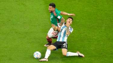 Alexis Vega golpeó a Gonzalo Montiel en el arranque del partido.  (AP Photo/Darko Bandic)