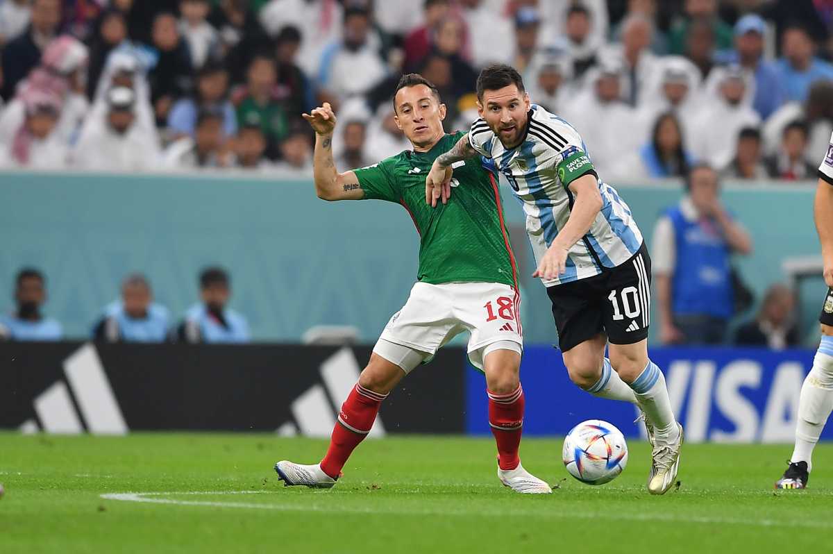 Lionel Messi busca la pelota en el partido contra México. Foto: Télam 