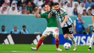 Lionel Messi busca la pelota en el partido contra México. Foto: Télam 
