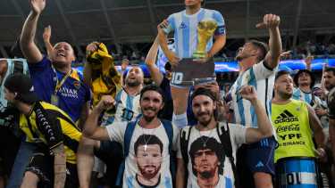 Cruce picante en Qatar: «Arabia to the aiport», el cantito de los argentinos en respuesta al «¿Dónde está Messi?»