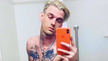 Aaron Carter conoció la fama en su juventud, pero sus problemas familiares hicieron aún más compleja su vida cotidiana.- 
