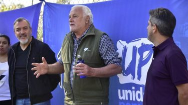 Rafael Zamaro, junto a Rodolfo Aguiar y Mateo Canosa, en la presentación de la candidatura a jefe comunal de Huergo.