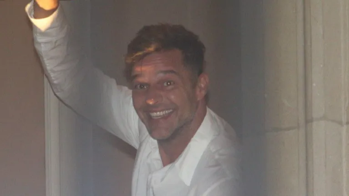 Ricky Martín está en Argentina y los fans realizan una vigilia en el hotel. 