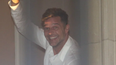 Ricky Martín está en Argentina y los fans realizan una vigilia en el hotel. 