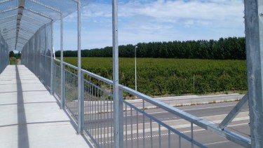 El tejido de alambre fue robado por desconocidos durante el fin de semana. (Foto gentileza)