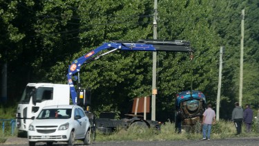 Esta mañana, pasadas las 8, operarios de una grúa mecánica estaban retirando el vehículo caído. Fotos Juan Thomes.