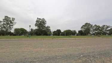 El sujeto salió de la calle 25 de  Mayo y luego se subió a las vías del ferrocarril. Estuvo a punto de atropellar a una niña, informaron desde el municipio. (foto: Juan Thomes).