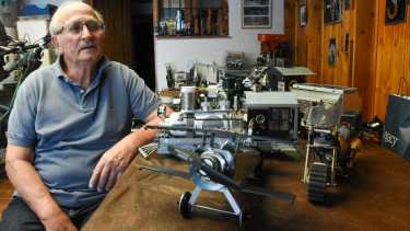 Carosanti junto a sus características obras. (Foto: Juan Thomes)