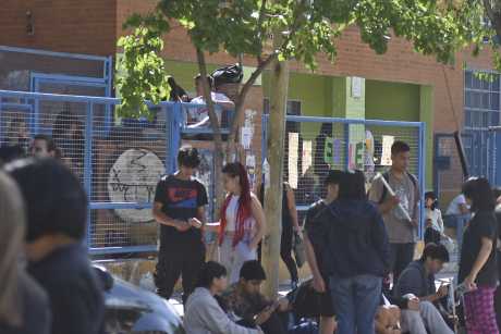 Los estudiantes se autoconvocaron en las puertas de la escuela secundaria de Roca luego de un episodio de violencia de una madre a un alumno. (foto: Juan Thomes)