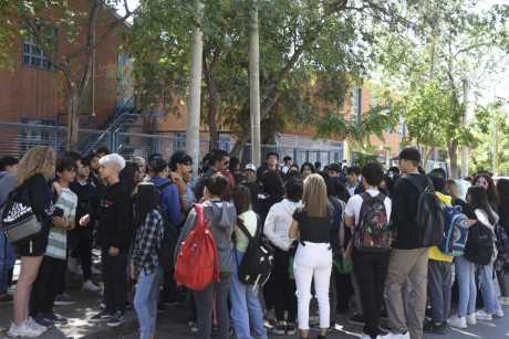 Estudiantes y padres se autoconvocaron ayer a la mañana en la escuela secundaria de Roca. (foto: Juan Thomes)
