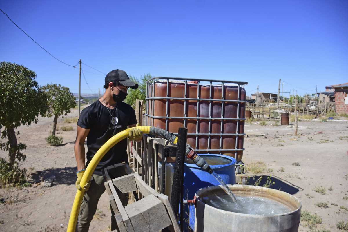 Vecinos argumentaron que el personal a cargo del abastecimiento de agua, solo llenan tanques plásticos en la zona norte de Roca. Foto Archivo.
