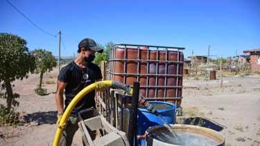 Vecinos argumentaron que el personal a cargo del abastecimiento de agua, solo llenan tanques plásticos en la zona norte de Roca. Foto Archivo.
