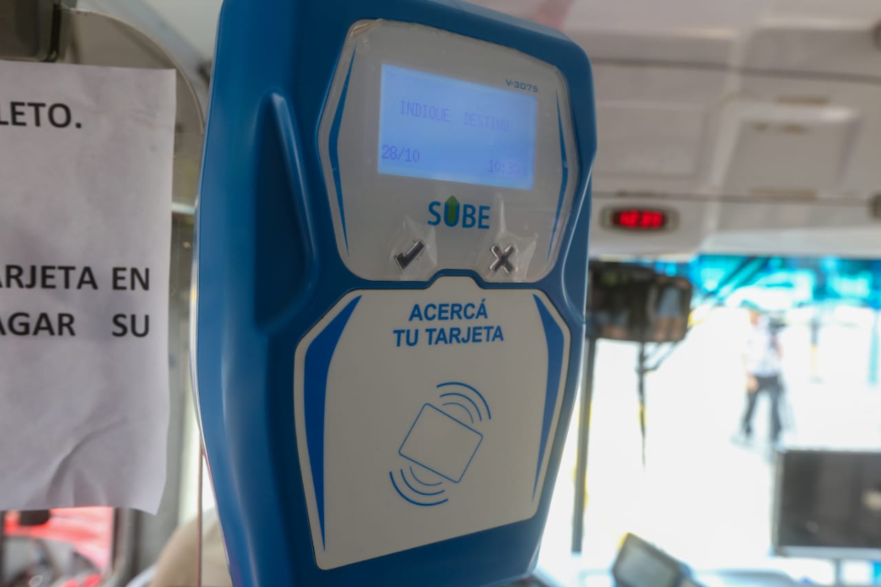 Los usuarios de la Tarjeta SUBE pueden obtener descuentos en el transporte público. Foto Juan Thomes.