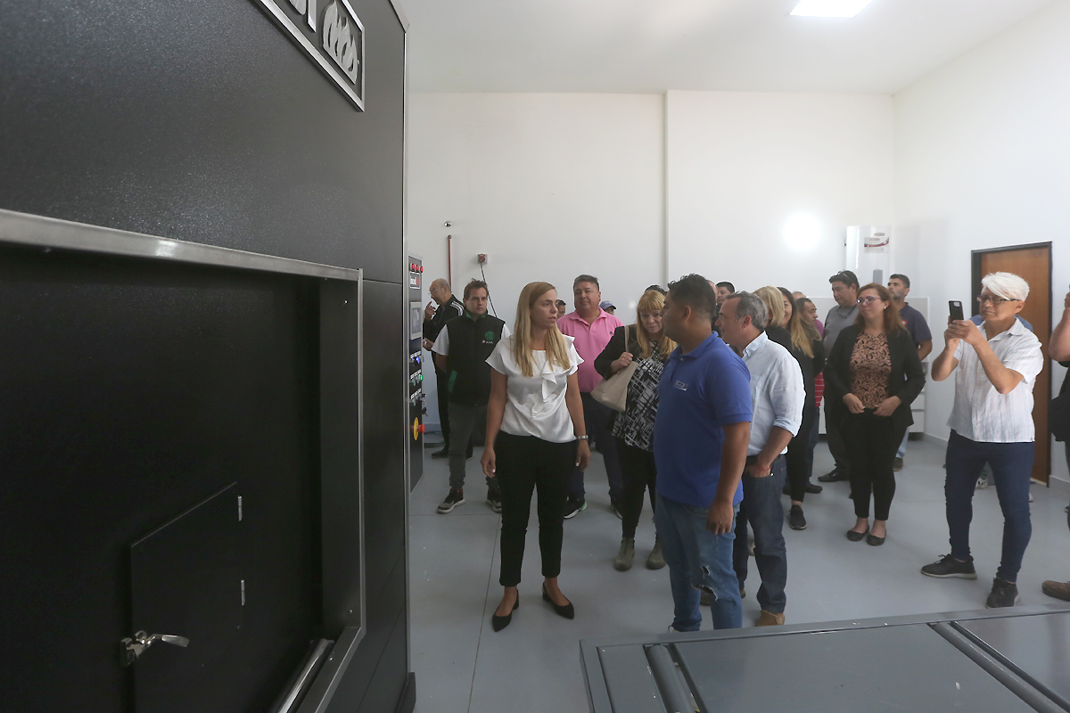 Autoridades del municipio de Roca inauguraron el crematorio y aseguraron que habrá servicios gratuitos para quienes perciban tarifas sociales. Juan Thomes.