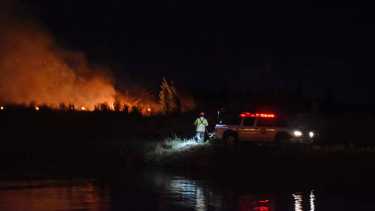 El incendio de pastizales demandó la intervención de Bomberos Voluntarios de Roca. (Foto Andrés Maripe)