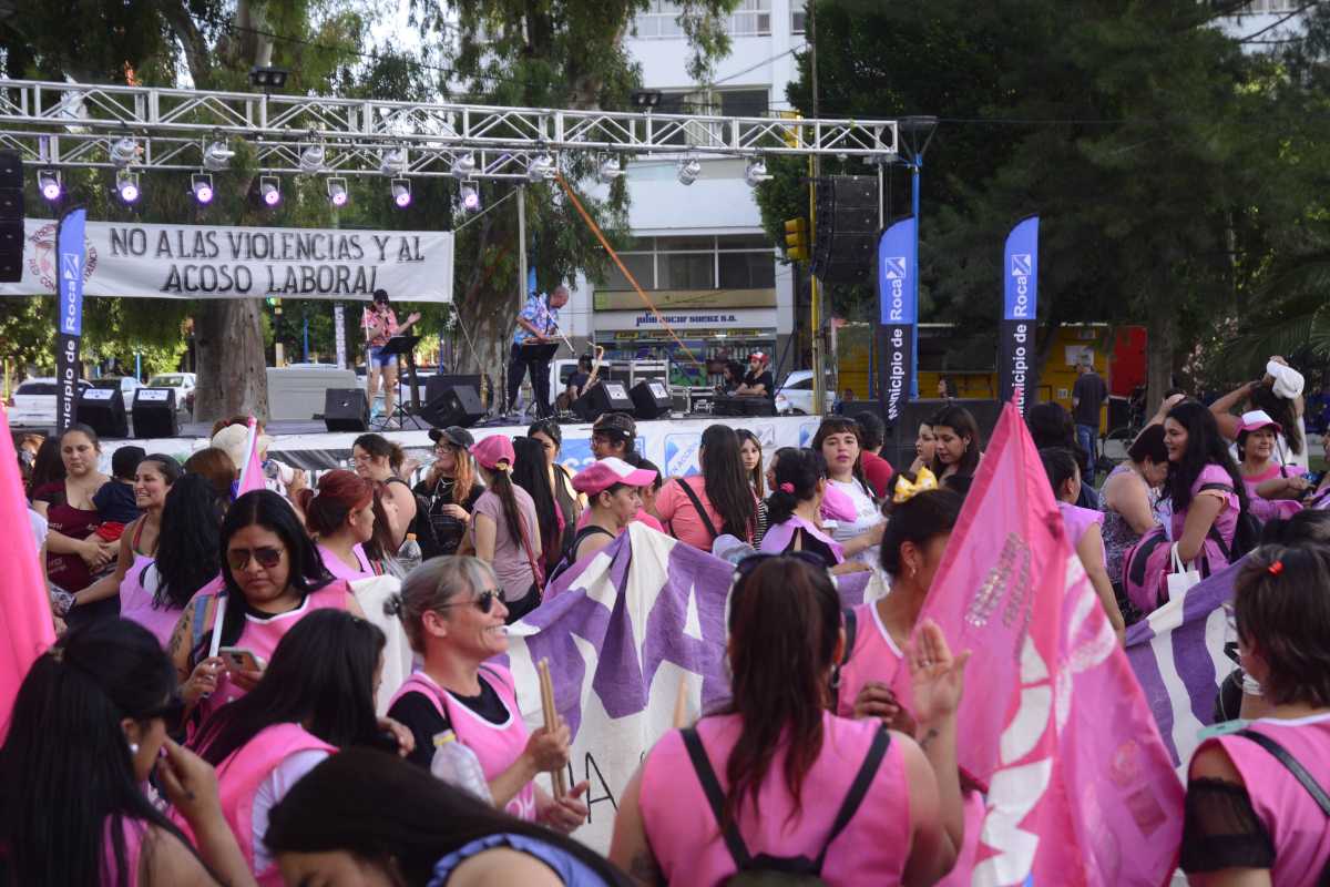 Marcharon en el Día de la No Violencia contra las Mujeres en Roca ...