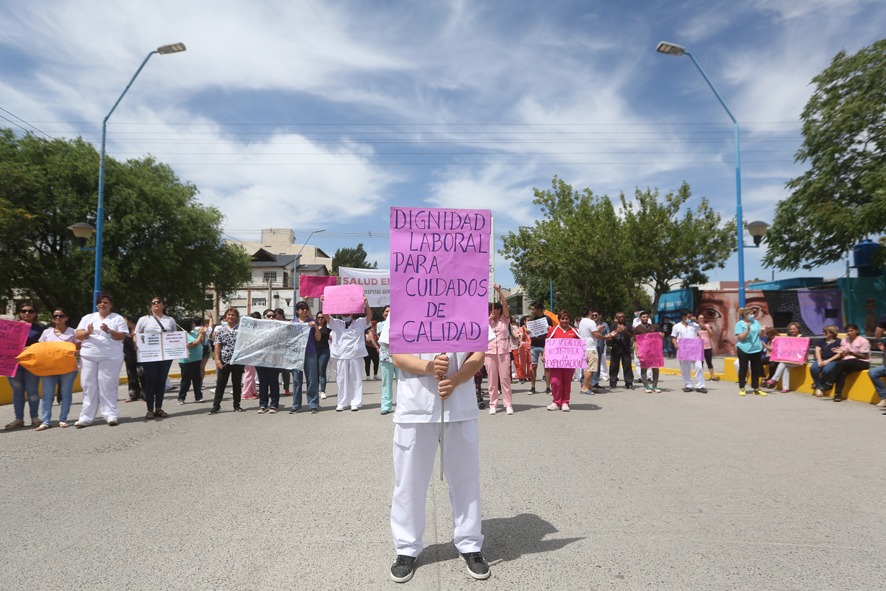 La protesta no afectó la atención en el hospital de Roca. Foto Juan Thomes